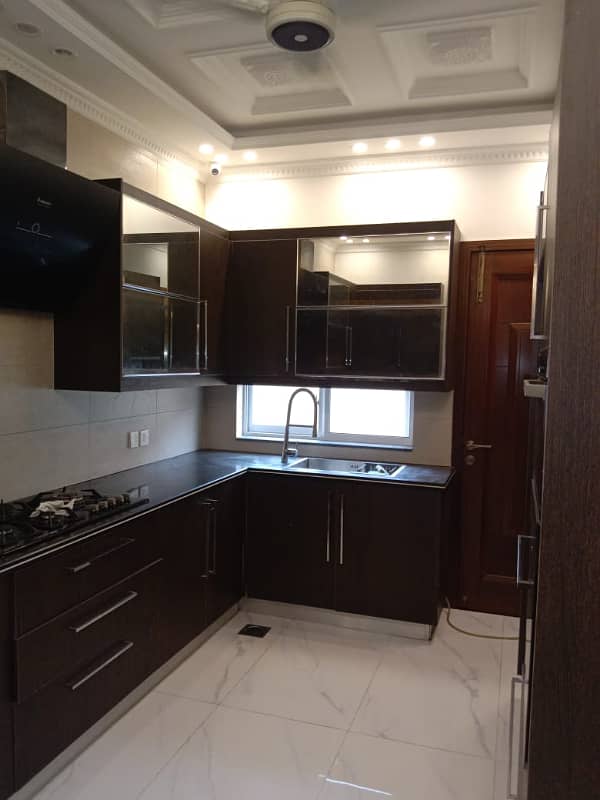10 Marla House FOR RENT with Servant Quarter in Phase 4 DHA Lahore 20