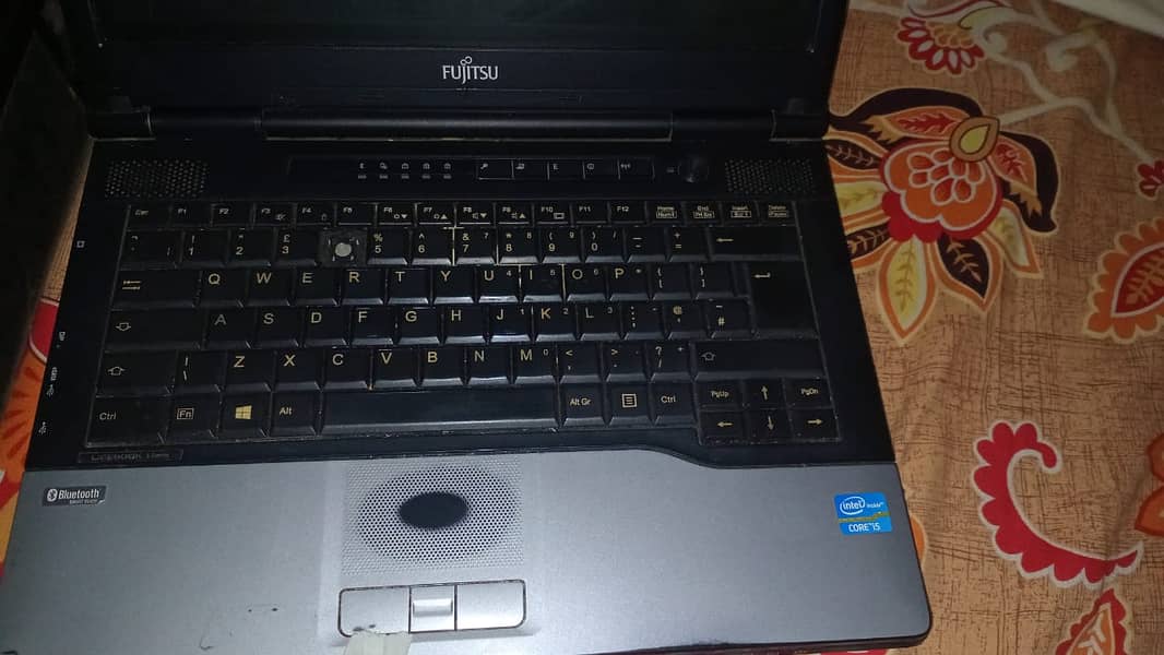 FUJITSU LAPTOP FOR SALE WITH MOUSE 1
