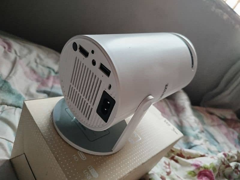 Hy 300 android ultra HD projector 2