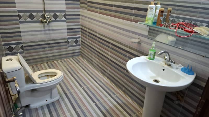 ROOM AVAILABLE FOR RENT IN JOHAR TOWN PHASE NEAR ALLAH HON CHOWK. 6