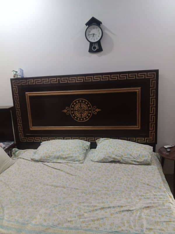 bed and dressing. 0