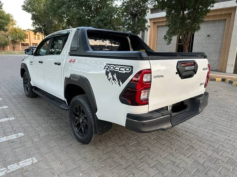 Toyota Hilux 2022 3
