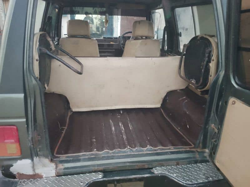 Mitsubishi Pajero 1988 4