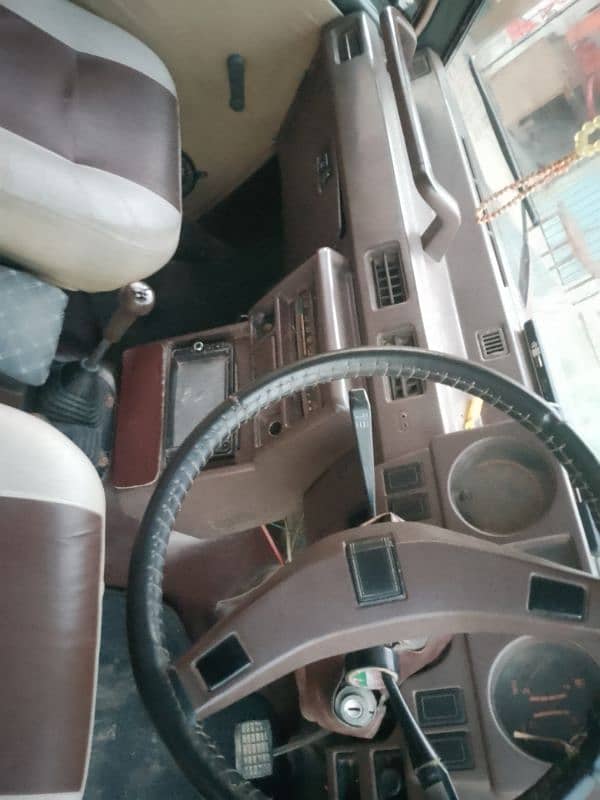 Mitsubishi Pajero 1988 9
