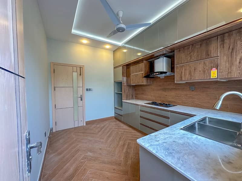 5 Marla Ideal Location Minor Used House Up For Rent 9