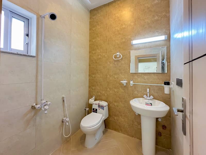 5 Marla Ideal Location Minor Used House Up For Rent 18
