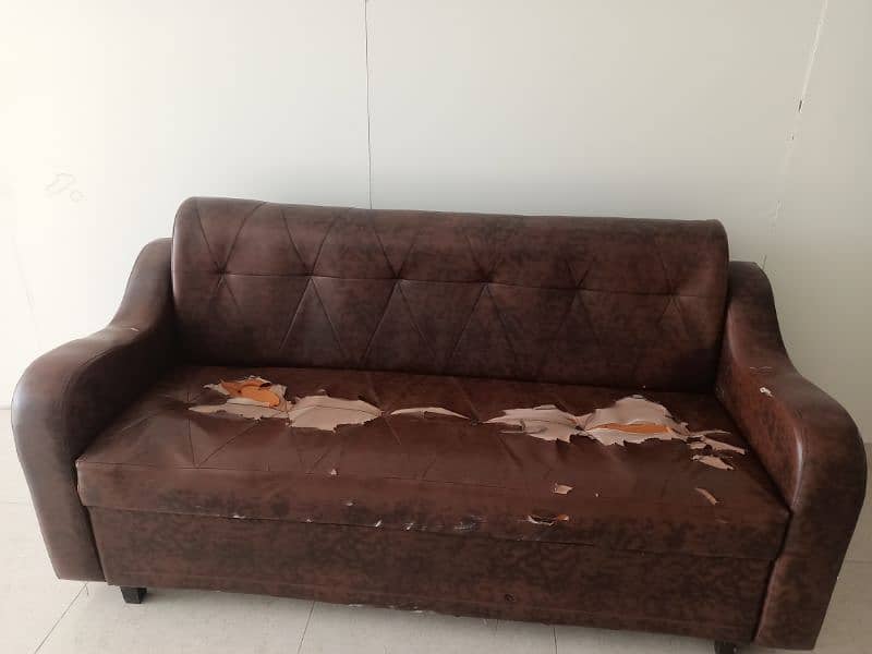 3 seater Sofa. Sofa theek ha bilkul sirf raksin kharab ha 0