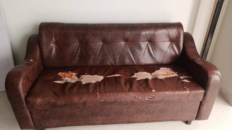 3 seater Sofa. Sofa theek ha bilkul sirf raksin kharab ha 1