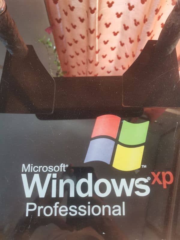 Glass Computer Table (Condition 9/10) for sale 4