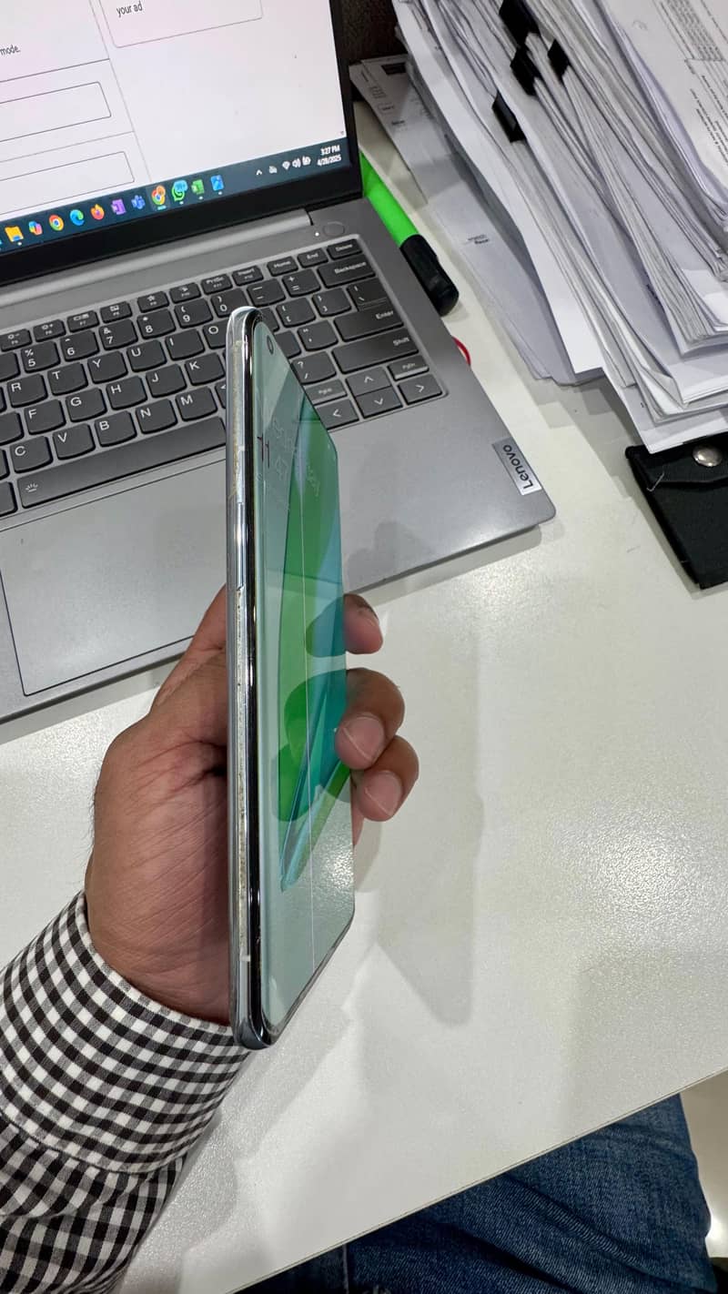 One Plus 9 Pro line on Screen 12GB 256GB 3