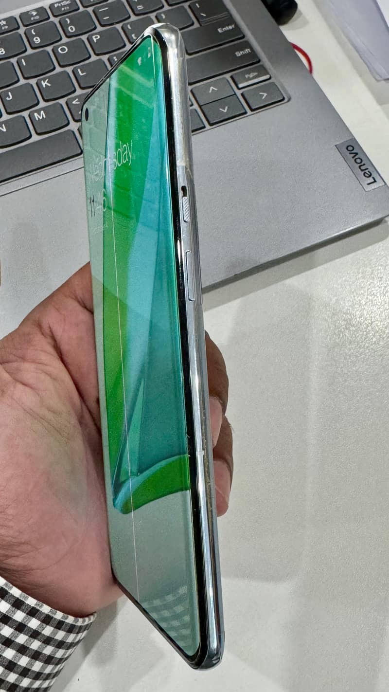 One Plus 9 Pro line on Screen 12GB 256GB 4
