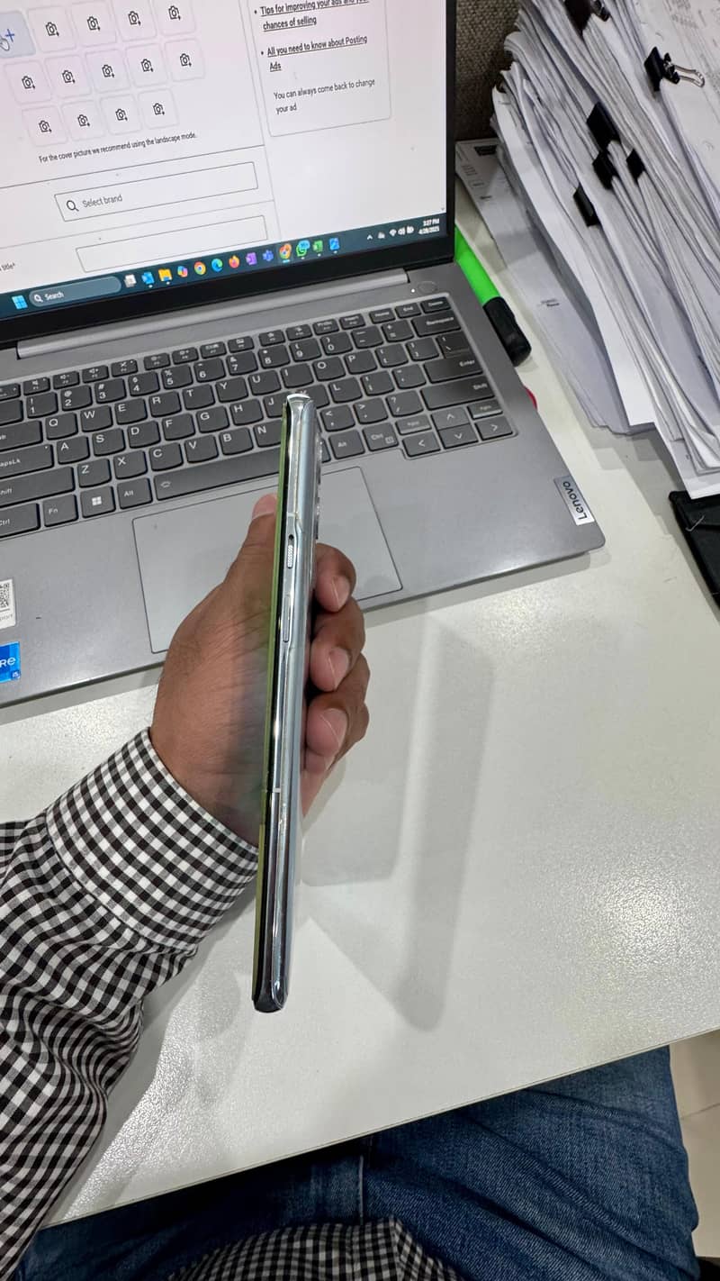 One Plus 9 Pro line on Screen 12GB 256GB 5