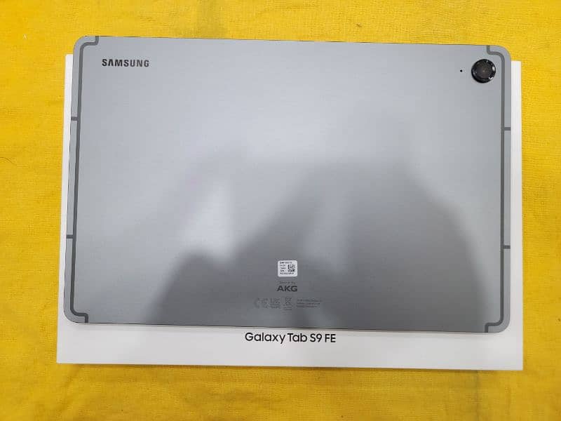 Samsung tab S9 FE box open 3