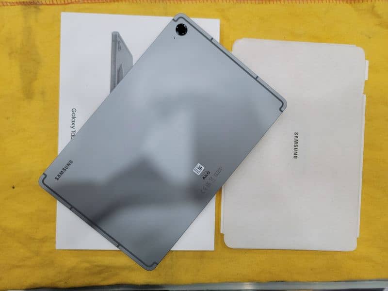Samsung tab S9 FE box open 5