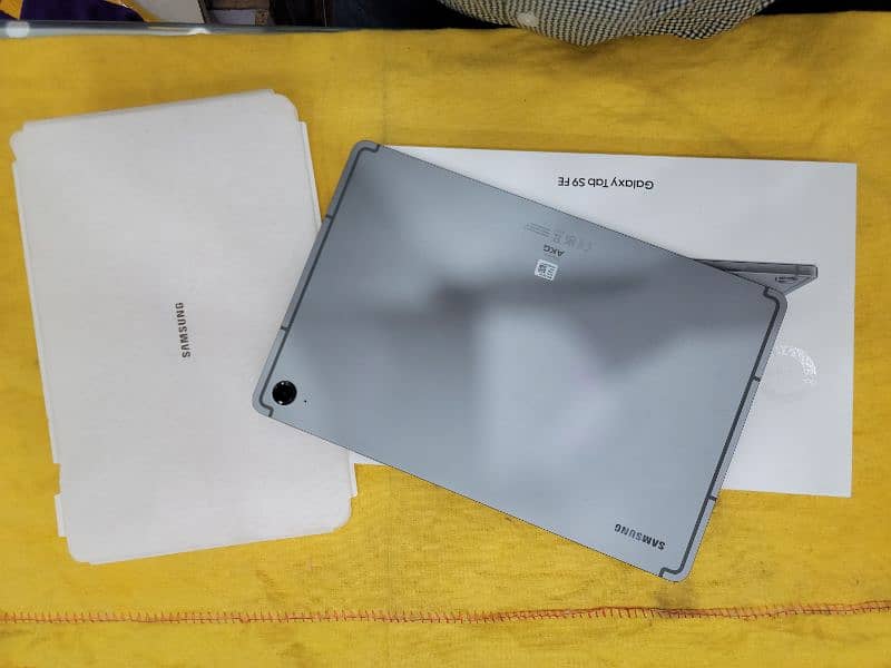Samsung tab S9 FE box open 6