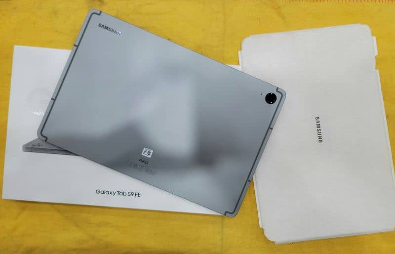 Samsung tab S9 FE box open 7