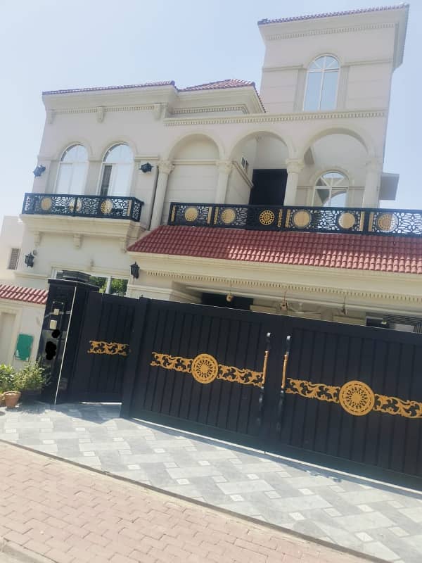 10 Marla Brand New House For Sale on very prime Location of the block 0