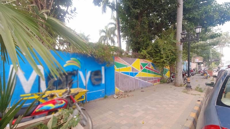 Main Double Road Building For Sale In Gulberg 3 - Block C2 2