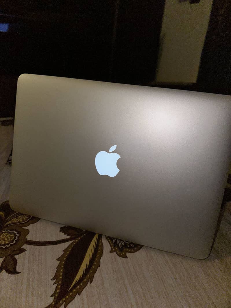 Macbook Pro 2015 500GB SSD Pristine Condition 13 Inch + Cover Sleeve 2