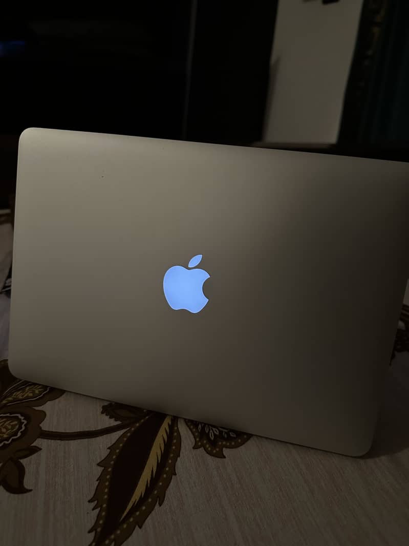 Macbook Pro 2015 500GB SSD Pristine Condition 13 Inch + Cover Sleeve 5