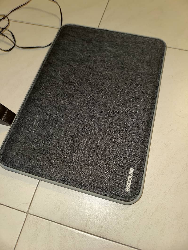Macbook Pro 2015 500GB SSD Pristine Condition 13 Inch + Cover Sleeve 8