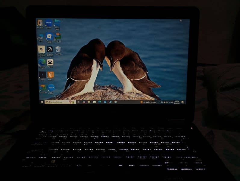 9/10 condition         no scratches on laptop 0
