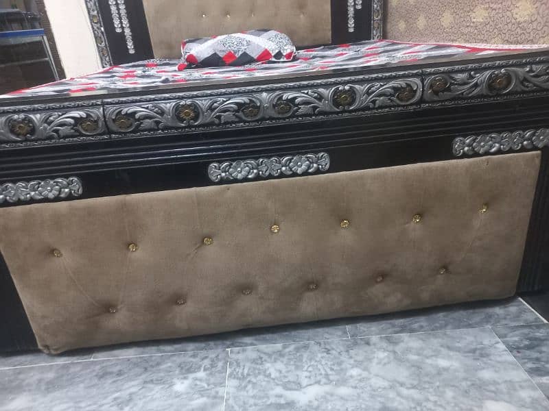 King size bed in good condition without matters 6
