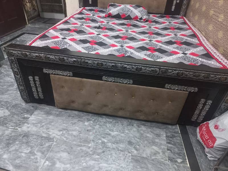 King size bed in good condition without matters 9