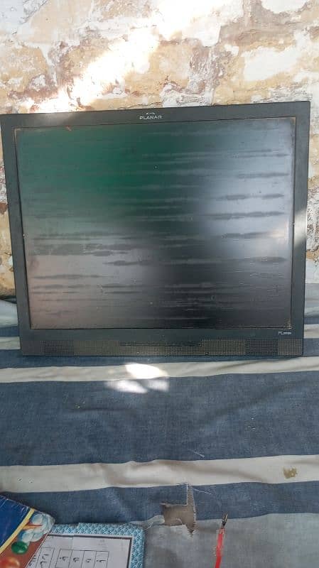 20" LCD for sell sirf heat ki wja se screen cover pr nishan ha 0