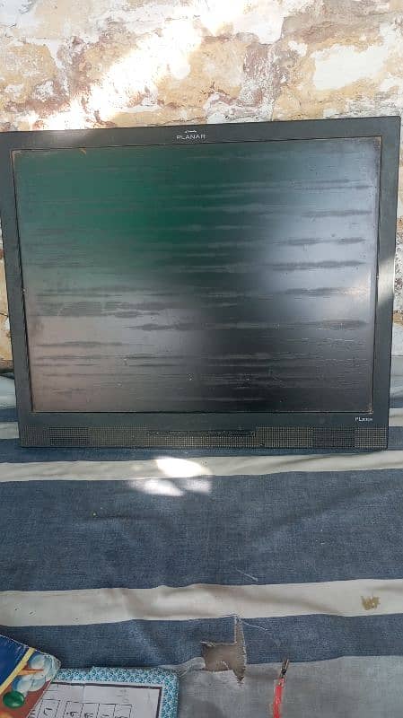 20" LCD for sell sirf heat ki wja se screen cover pr nishan ha 1