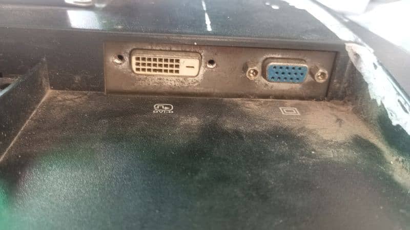 20" LCD for sell sirf heat ki wja se screen cover pr nishan ha 4