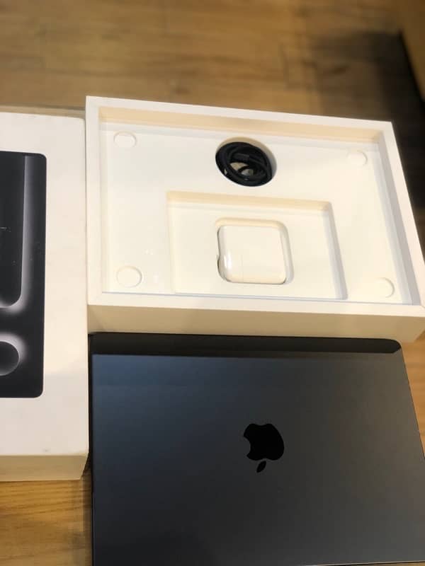 Mac book M3 pro 18 gb ram , 512 gb 14inch black till waranty 3