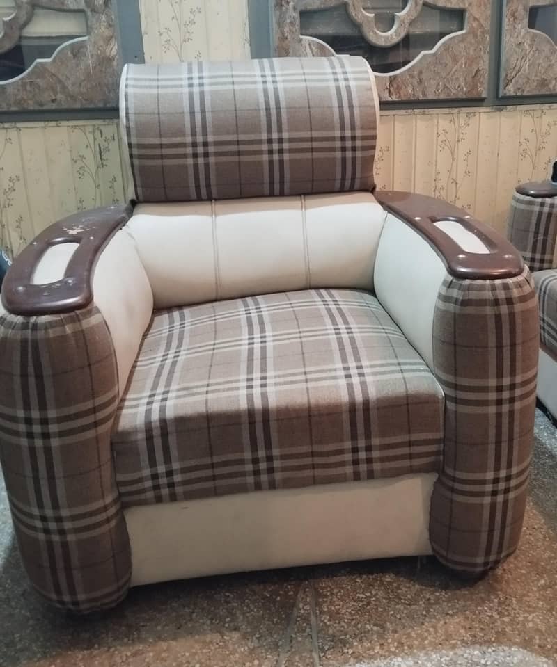 Never used like new . it's 5 seater sofa want to sale bcz no space to p 1