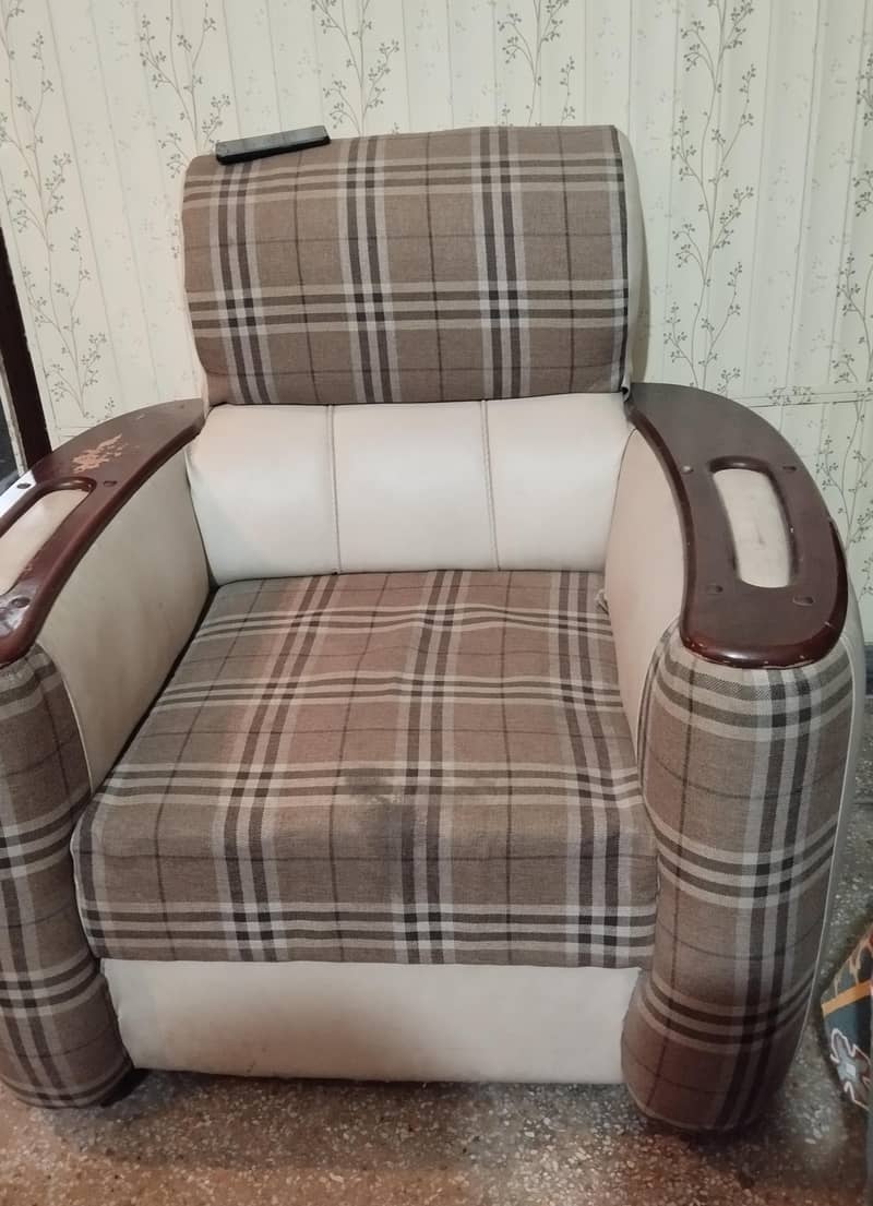 Never used like new . it's 5 seater sofa want to sale bcz no space to p 2