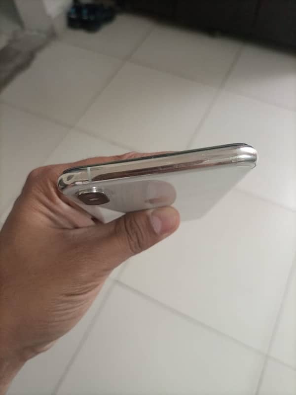iphone xs max 64gb white non pta 80% 4