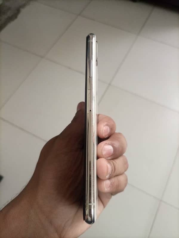 iphone xs max 64gb white non pta 80% 7