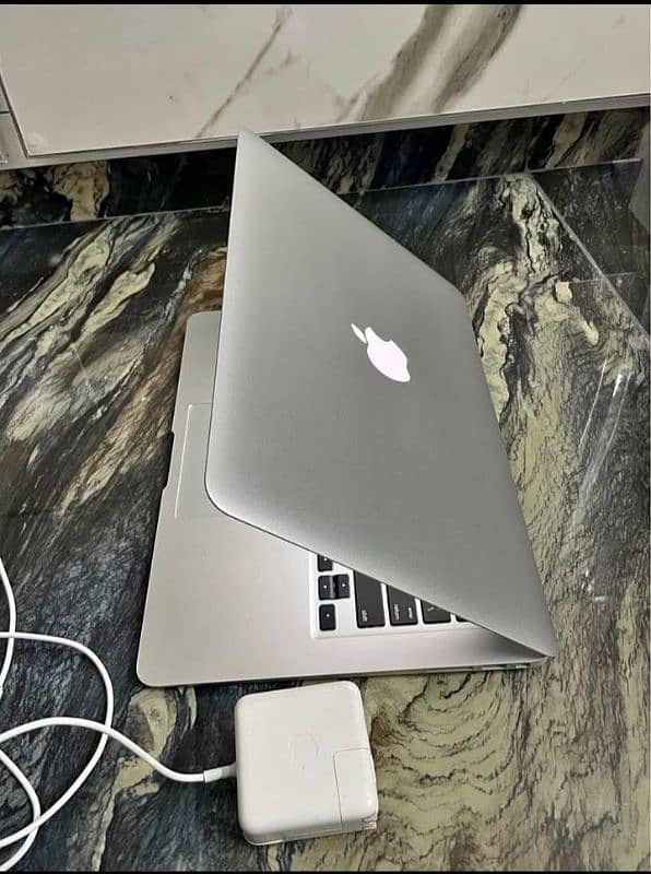 Macbook Air 2015 | Core i5 | 8GB RAM | 256GB SSD 0