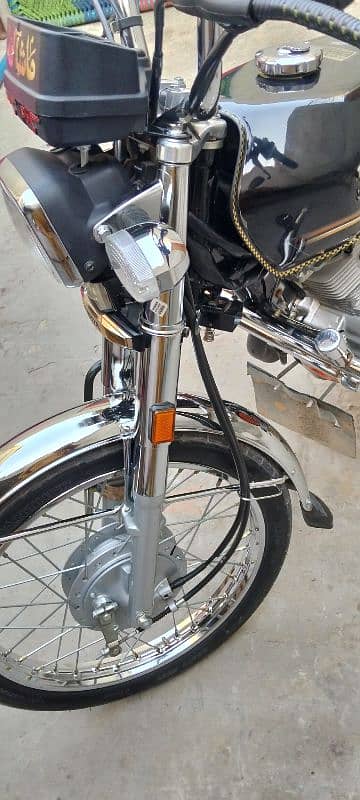 Golden edition Self Start Honda 125 5