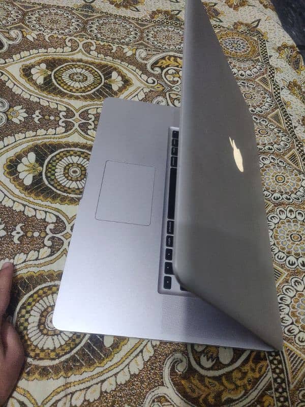 MacBook pro 17 inch (128 + 1TB) 0