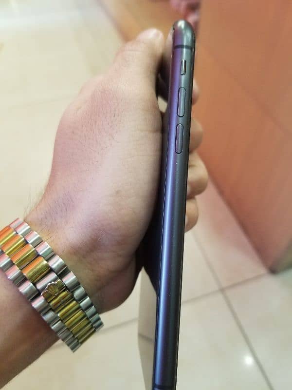 I phone 11 of 78% battery urgent sale 8