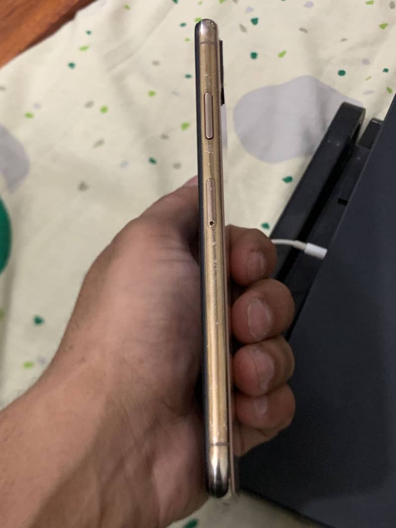 256 gb NON PTA Apple iPhone XS Max 5