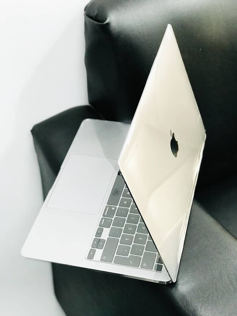  MacBook Air M1 Chip With Retina Display 3