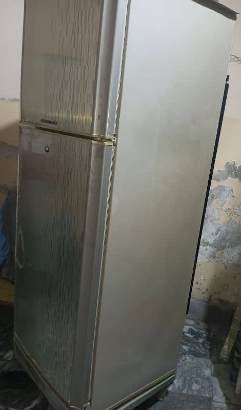 pel full size refrigerator in very good condition 0