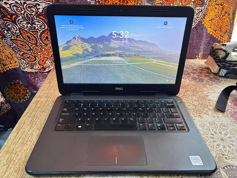 Dell latitude i3 Gen 8 SSD 256 GB 8 Gb ram 0