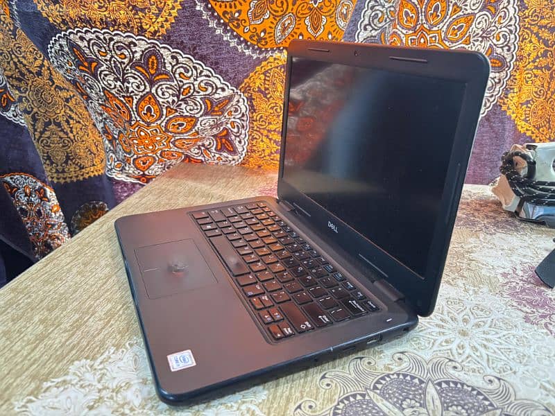 Dell latitude i3 Gen 8 SSD 256 GB 8 Gb ram 2