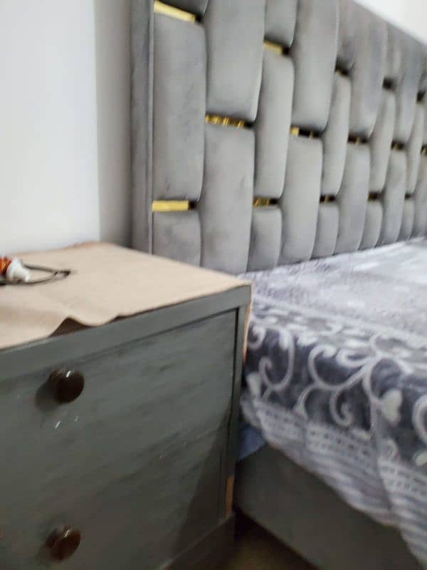 Queen size bed with two Side tables 2