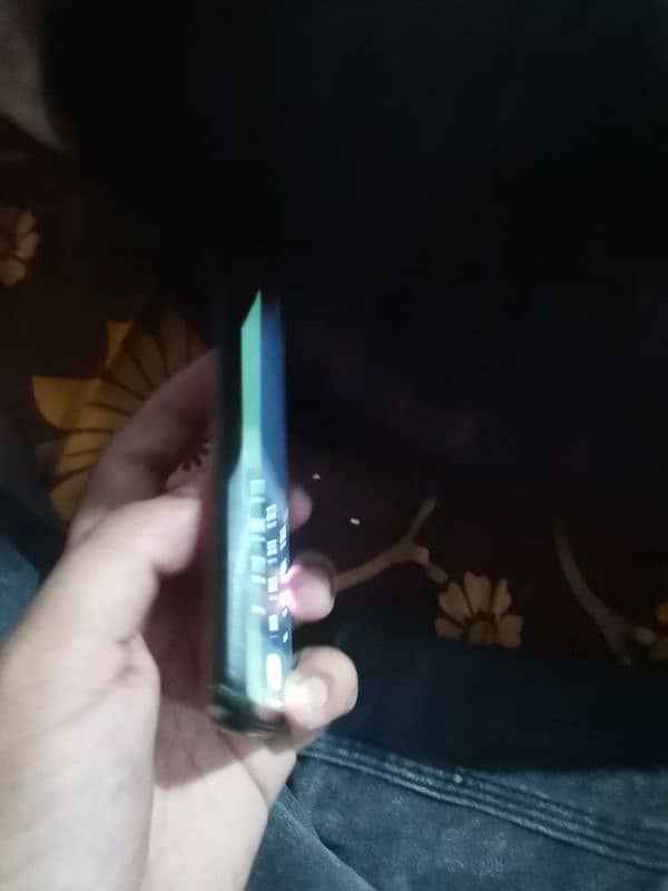 Google pixel 4 6/64 lcd kharb ha pick ma dekh lo non pta 3