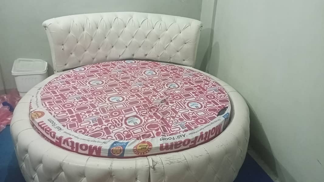 Used round bed without mattress 0
