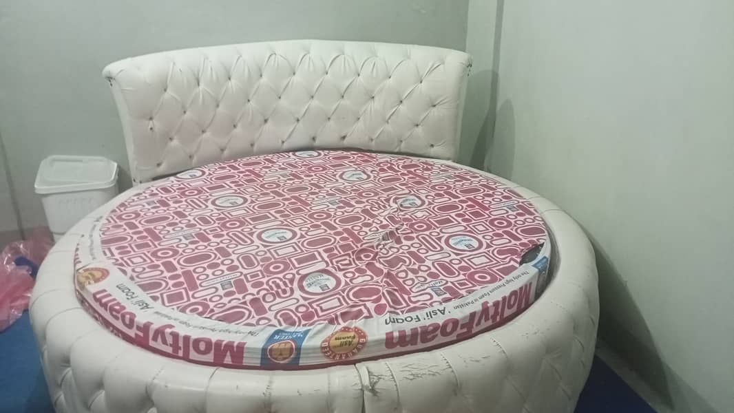 Used round bed without mattress 1