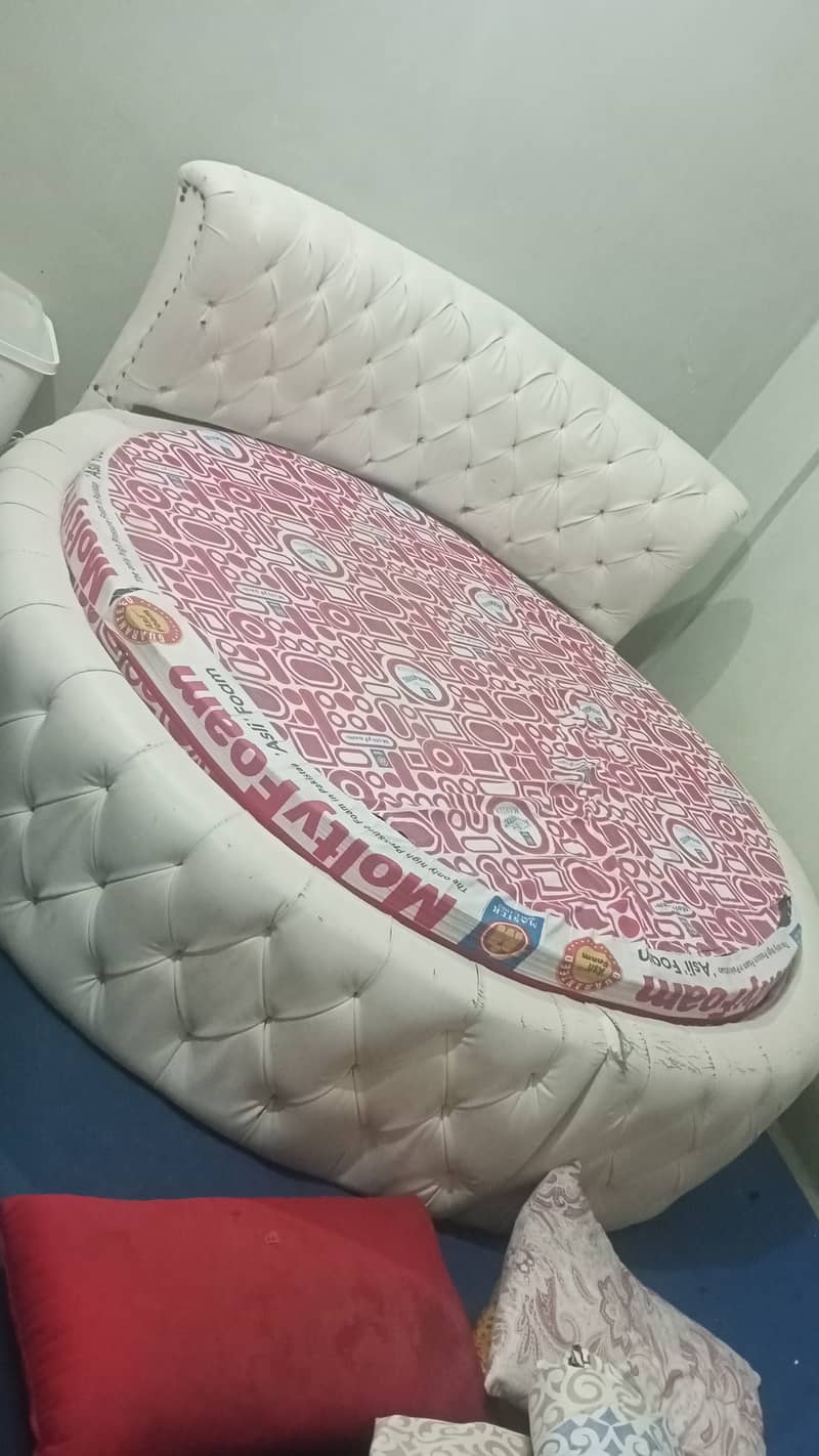 Used round bed without mattress 2